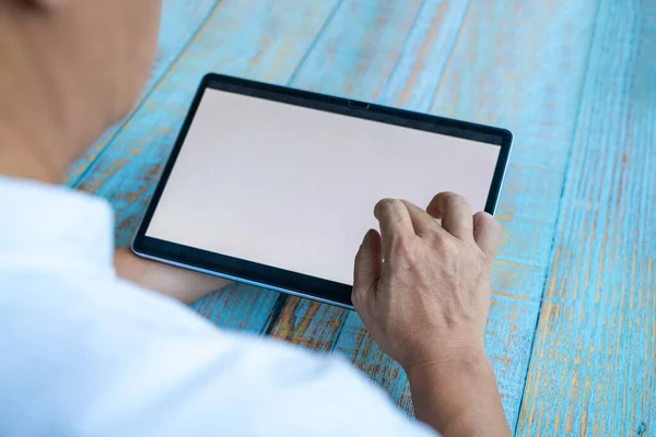 Man Using Digital Tablet Touchscreen Copy Space — Stock Photo, Image
