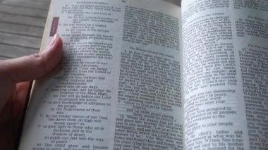 İncil 'de Mesih' ten bahseden Luke 'un birinci bölümünün doğuşu. Panning, görüntüyü kapat.
