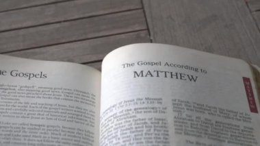 Yaklaş ve İncil 'deki Matthew' un kitabına bak..