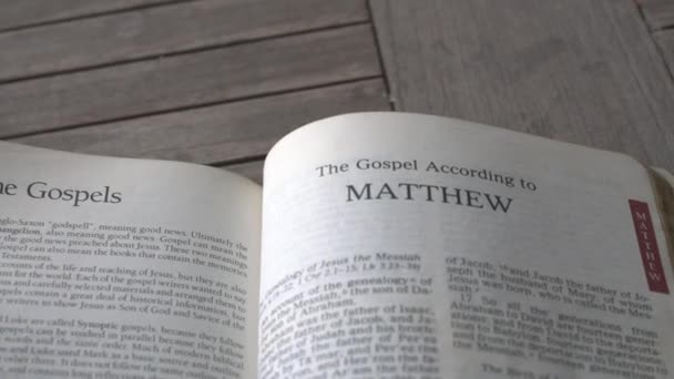 Nahaufnahme Und Schwenk Auf Das Buch Matthäus Der Bibel — Stockvideo
