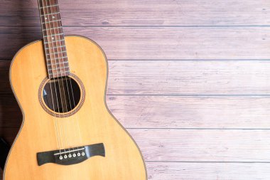 Kırsal ahşap arka planda dinlenen akustik gitar. Boşluğu kopyala.