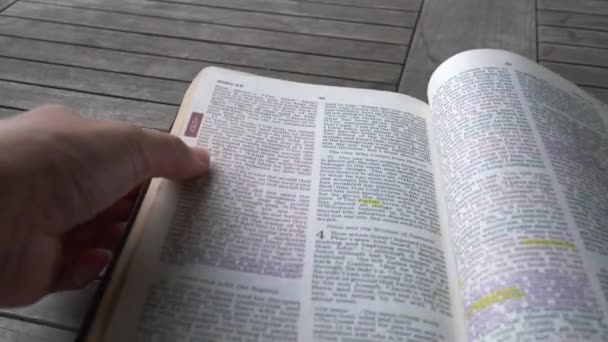 Odwracając Stronę Biblii Fragmentu Jana Nowego Testamentu Widok Bliska — Wideo stockowe