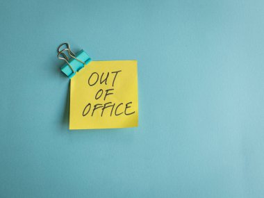 Ofis dışında, sarı kağıtta ve mavi arkaplanda mesaj var.