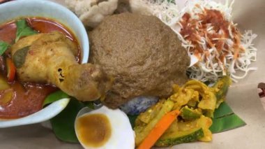 Nasi Kerabu ya da nasi ulam, körili tavuklu popüler malay pilavı. Geleneksel Malezya mutfağı. Döndürme görünümü.