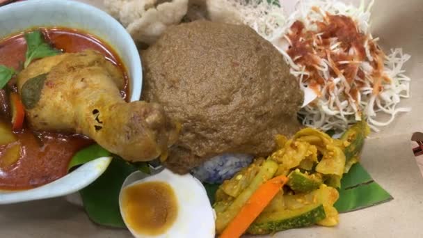 Nasi Kerabu Nasi Ulam Populaire Malay Rijstschotel Met Curry Kip — Stockvideo