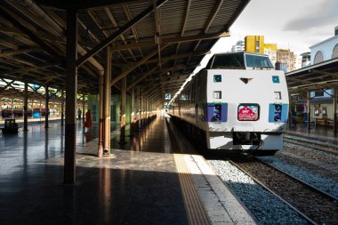 Bangkok, Tayland - 4 Aralık 2023: Bangkok Tren İstasyonu veya Merkez Tren İstasyonu 'nda bir SRT hattı otoparkı (Hua Lamphong Tren İstasyonu)).