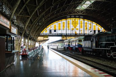 Bangkok, Tayland - 4 Aralık 2023: Bangkok Tren İstasyonu (Hua Lamphong Tren İstasyonu)).