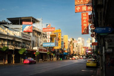 Bangkok, Tayland - 5 Aralık 2023 Yaowarat Yolu Sabah sokak manzarası, Çin Mahallesi Bangkok, Tayland.