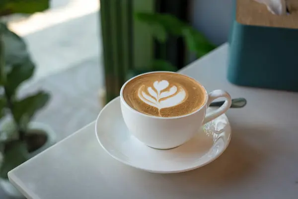 Egy Csésze Flat White Kávé Asztalon Egy Kávézóban Jogdíjmentes Stock Képek