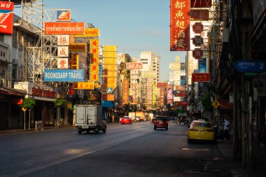 Bangkok, Tayland - 5 Aralık 2023 Yaowarat Yolu Sabah sokak manzarası, Çin Mahallesi Bangkok, Tayland.