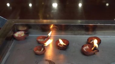Diwali diya gaz lambaları bir tapınağın içinde.