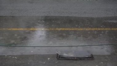Sokakta yağmur yağıyor, asfalt yol manzarası
