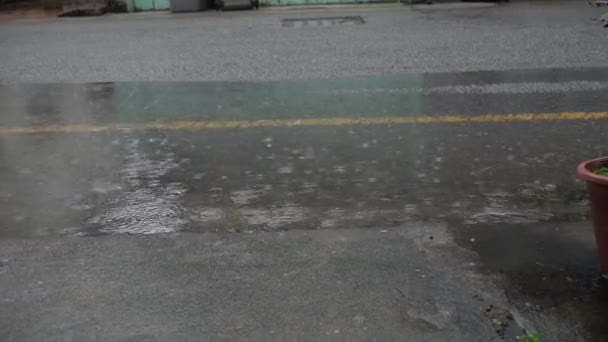 Regen Überflutet Die Straße Der Stadt Mit Autos — Stockvideo