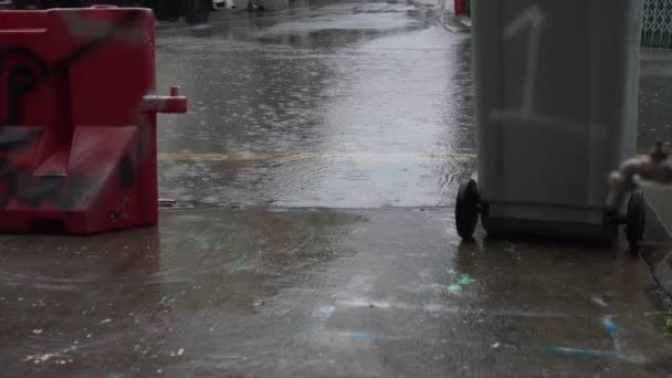 Regen Overspoelt Straat Van Stad Met Auto Rijden Voorbij — Stockvideo