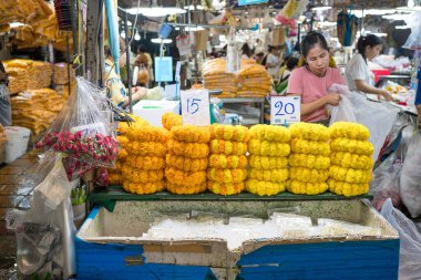 Bangkok, Tayland - 5 Aralık 2023 Pak Khlong Talat çiçek pazarı. Bangkok 'taki en büyük toptan ve perakende pazarlarından biri..