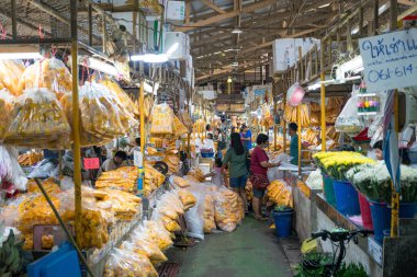 Bangkok, Tayland - 5 Aralık 2023 Pak Khlong Talat çiçek pazarı. Bangkok 'taki en büyük toptan ve perakende pazarlarından biri..
