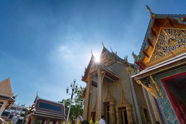 Bangkok, Tayland - 5 Aralık 2023: Bangkok, Tayland 'daki Wat Ratchabophit tapınağının düşük açılı görüntüsü.