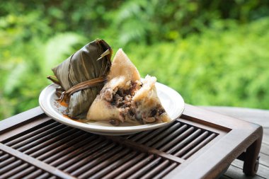 Zongzi. Geleneksel Çin Tekne Festivali için pirinç köftesi, Duanwu Festivali. Boşluğu kopyala.