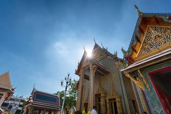 Bangkok, Tayland - 5 Aralık 2023: Bangkok, Tayland 'daki Wat Ratchabophit tapınağının düşük açılı görüntüsü.