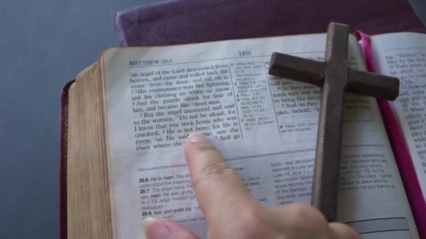 Vinger Wijzend Naar Bijbeltekst Passage Matteüs Vers Jezus Opgestaan Een — Stockvideo