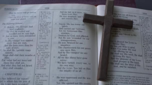 Biblijny Fragment Księgi Izajasza Wersety Cierpiący Sługa Jako Jezus Nazaretu — Wideo stockowe