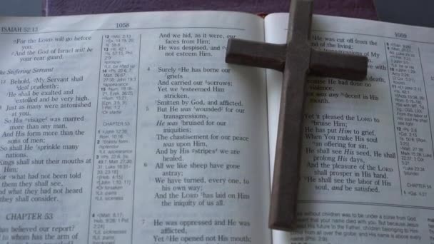 Zbliżenie Tekst Izajasza Rozdział Starego Testamentu Pismo Święte Drewniany Krzyż — Wideo stockowe
