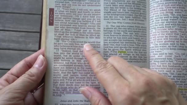 Juan Pasaje Del Libro Juan Nuevo Testamento Santa Biblia Dedo — Vídeos de Stock