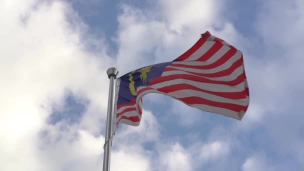 Bandeira Malásia Acenando Vento Contra Céu Azul Movimento Lento — Vídeo de Stock