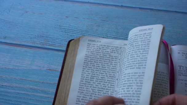 Volviendo Libro Miqueas Del Antiguo Testamento Santa Biblia — Vídeo de stock