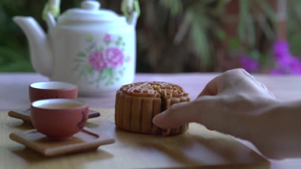 Παίρνοντας Ένα Κομμάτι Κέικ Ένα Τραπέζι Κινέζικο Τσάι Στην Backgroud — Αρχείο Βίντεο