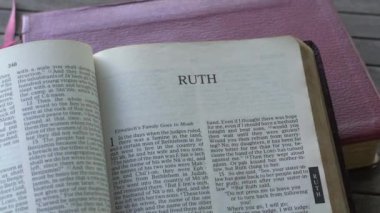 Eski Ahit 'in Ruth' un Kitabı, Kutsal İncil. Masanın üstünde.. 