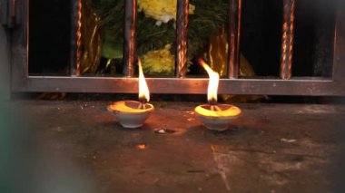 Bir tapınağın içinde iki diya yağı lambası. Diwali festivali konsepti.