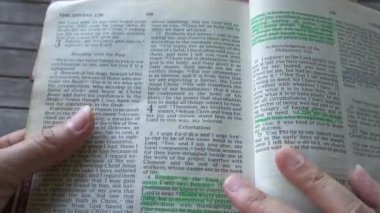 Kutsal İncil 'deki Yeni Ahit' in Filipinliler Kitabı. Sayfa 4-7 'nin altı çizili ayetleriyle 4. bölümü açıyorum. 