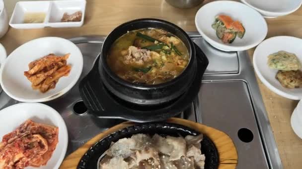 Κορεάτικο Φαγητό Ψητό Χοιρινό Κρέας Φέτες Και Σούπα Από Πάστα — Αρχείο Βίντεο