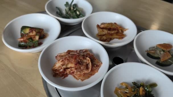Koreanisches Essen Besteht Aus Beilagen Oder Kleinen Gerichten Schwenkschuss — Stockvideo