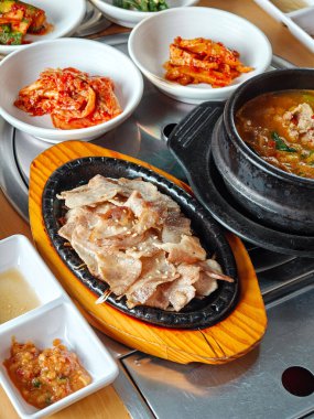 Kore usulü ızgara et ve yanında da soya fasulyesi ezmesi çorbası. Yükseklik açısı görünümü.