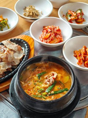 Soya fasulyesi çorbası, ızgara et ve meze. Tipik Kore yemekleri. Yüksek açı görünümü.