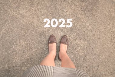 2025, numara sokakta, bir iş kadınının önünde. Üst görünüm.