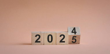 2024 'ten 2025' e kadar tahta bloklardaki rakamlar. Yeni yıl kavramı.