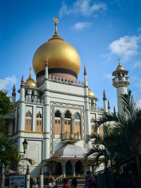 Singapur - 30 Mayıs 2024: Sultan Camii. Turistler için popüler bir dönüm noktası.