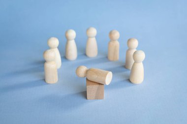 Podyumda uzanan insanlar figürleri ya da oyuncak blokları. Başarısızlık ya da ölü liderlik kavramı.