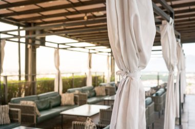 Pergola ile modern teras salonu.