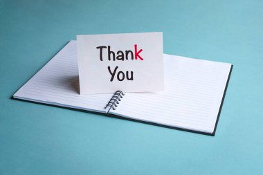 Teşekkür ederim, not defterinin üstündeki beyaz kartla yazılmış bir mesaj. Yeni iş ya da istihdam kavramı.