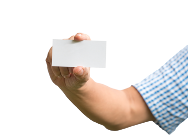 Elinde beyaz kart tutan bir adam. Şeffaf arkaplanda izole.