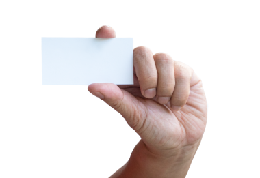 Elin boş beyaz bir kart tutuyor. Beyaz arkaplanda izole.