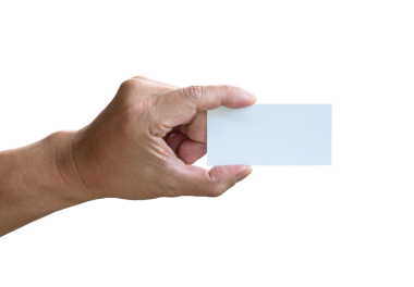 Elinde boş bir kart var. Şeffaf arkaplanda izole.