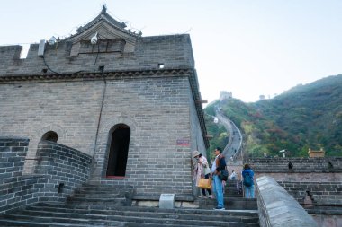 Pekin, Çin - 23 Ekim 2024: Gün batımında Juyongguan Geçidi 'ne tırmanmak.