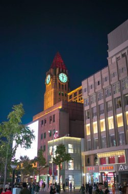 Pekin, Çin - 24 Ekim 2024: Wangfujin alışveriş caddesi, Pekin 'in en büyük alışveriş caddelerinden biri. Turistler arasında popüler.