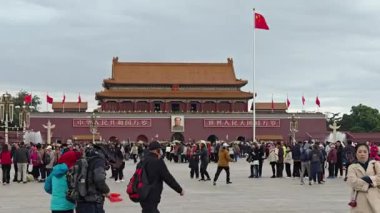 Pekin, Çin - 22 Ekim 2024: Yasak Şehir ve Tiananmen Meydanı 'ndan gelen turistlerin giriş kapısı görülüyor. Pekin 'de popüler bir seyahat merkezi..