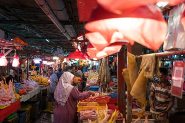 Kuala Lumpur, Malezya - 5 Ekim 2024: Malezya, Kuala Lumpur 'da Chow Kit' in et bölümünde sabah etkinliği.